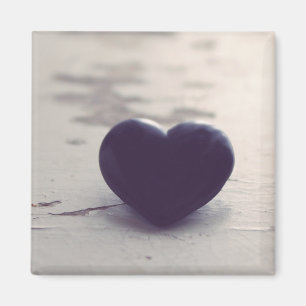 Aimant Soulful Purple Stone Heart on a Wet Sandy Beach