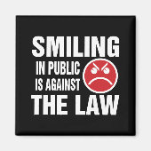 Aimant Sourire en public est contre la loi (Devant)