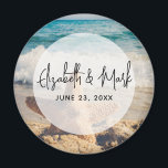 Aimant Starfish sur un Mariage de plage de sable<br><div class="desc">Un aimant avec une photo pittoresque. Une grande étoile de mer dressée sur une plage de sable. Une belle mer bleue avec des vagues de surf blanc en arrière - plan.</div>