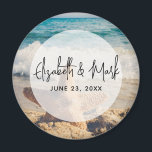 Aimant Starfish sur un Mariage de plage de sable<br><div class="desc">Un aimant avec une photo pittoresque. Une grande étoile de mer dressée sur une plage de sable. Une belle mer bleue avec des vagues de surf blanc en arrière - plan.</div>