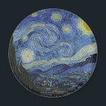 Aimant Starry Night Vincent van Gogh<br><div class="desc">Ce magnifique design d'aimant frigo d'art montre le célèbre tableau du peintre hollandais post-impressionniste Vincent van Gogh, "La nuit étoilée". Peint lors de son séjour à l'asile de Saint Rémy dans les années 1880, van Gogh dépeignait les collines ondulantes et les cyprès qu'il voyait depuis sa fenêtre. Il ajouta aussi...</div>