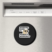 Aimant Sticker Mème Drôle Travaillant Dur Ou Difficile (In Situ (Lave-vaisselle))