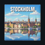 Aimant Stockholm Suède Voyages<br><div class="desc">Stockholm, capitale de la Suède, est une ville d'une beauté saisissante, répartie sur 14 îles reliées par plus de 50 ponts. Connue sous le nom de "Venise du Nord", elle allie charme historique et innovation moderne. Le coeur médiéval de la ville, Gamla Stan, est une vieille ville bien préservée, regorgeant...</div>