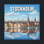 Aimant Stockholm Suède Voyages<br><div class="desc">Stockholm, capitale de la Suède, est une ville d'une beauté saisissante, répartie sur 14 îles reliées par plus de 50 ponts. Connue sous le nom de "Venise du Nord", elle allie charme historique et innovation moderne. Le coeur médiéval de la ville, Gamla Stan, est une vieille ville bien préservée, regorgeant...</div>