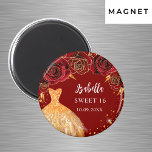 Aimant Sweet 16 rouge or parties scintillant nom robe<br><div class="desc">Pour une Soirée 16,  16e anniversaire. Un arrière - plan rouge à la parties scintillant faux or,  une robe et des roses rouges,  des fleurs. Le nom est écrit avec un script de style moderne écrit à la main. Personnalisez et ajoutez un nom et une date.</div>