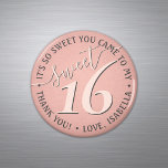 Aimant Sweet 16e anniversaire Pink Merci Party Favor<br><div class="desc">Ajoutez une touche personnalisée et joliment finie à des décorations sucrées de 16 fêtes avec des magnets de réfrigérateur personnalisés. Design est doté d'une police moderne rose vierge et gris foncé sur un arrière - plan rose en or faux feuille d'or tendance. Le texte d'un cercle est simple à customiser....</div>