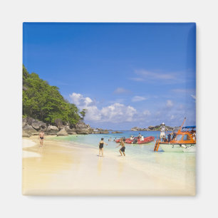 Aimant Thaïlande, mer d'Andaman. Passagers à terre à