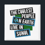 Aimant The Coolest People on Earth Live in Sunol<br><div class="desc">This design features bold, layered text with the phrase "The Coolest People on Earth Live in Sunol" in a striking cool color palette. A globe graphic, integrated with coordinating blue and green blocks, symbolizes the city's global appeal. The design is suitable for showcasing local pride, as it boldly declares Sunol's...</div>