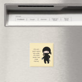 Aimant Tiny Ninja tenant une citation Jaune étoile à lanc (In Situ (Lave-vaisselle))