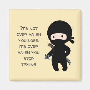 Aimant Tiny Ninja tenant une citation Jaune étoile à lanc