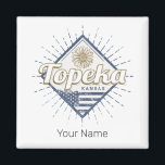 Aimant Topeka City Kansas États-Unis Sunflower USA<br><div class="desc">Topeka dans le Kansas, capitale de l'Amérique, souvenir vintage design de tournesol. Topeka rétro ville Drapeau américain design pour voyager aux États-Unis et Kansas ou vacances. Topeka avec tournesol pour les vacances aux USA. Topeka capitale aux Etats-Unis avec le tournesol vintage drapeau américain souvenir pour les vacances du Kansas. Topeka...</div>