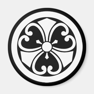 Aimant trèfle ligneux avec des épées vignes