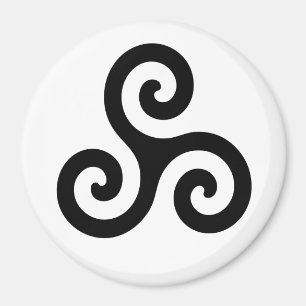 Aimant Triskele triple spirale celtique noire sur fond bl