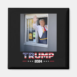 Aimant Trump travaille au volant d'une Trump qui sert des