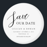 Aimant Typographie De Script Moderne Enregistrer La Date<br><div class="desc">Votre enregistrement des détails de la date,  dans de belles polices romantiques...  résultez en une invitation simple,  élégante,  vos invités seront enchantés de recevoir et de répondre à.</div>