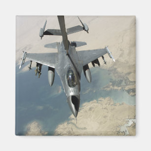 Aimant Un faucon F-16 de combat réapprovisionne en
