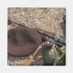 Aimant Un fusil, militaires couvrent et cantine