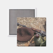 Aimant Un fusil, une couverture militaire et une cantine (Recto/Verso)
