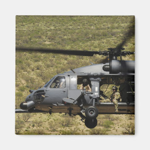 Aimant Un HH-60 pave le faucon vole au-dessus du désert