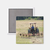 Aimant Un jeune garçon conduisant un tracteur récoltant (Recto/Verso)