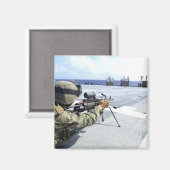 Aimant Un Marine américain réglant son arme (Recto/Verso)