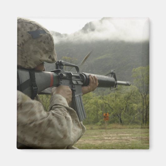 Aimant Un Marine effectue des exercices (Devant)