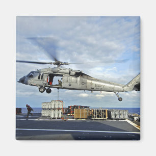 Aimant Un MH-60S Seahawk prépare pour livrer l'ammunitio