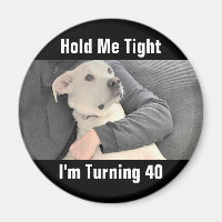 Un mignon chien blanc a peur de devenir quarante d