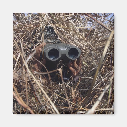 Aimant Un observateur de scouts pratique la technique d'o (Devant)