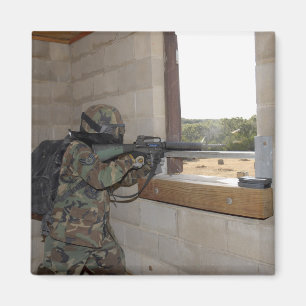 Aimant Un soldat agit en tant que force d'opposition