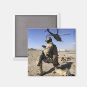 Aimant Un soldat assure la sécurité d'un HH-60 (Recto/Verso)