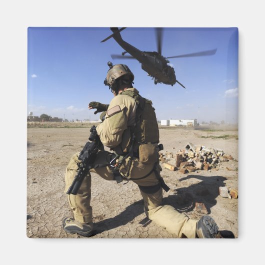 Aimant Un soldat assure la sécurité d'un HH-60 (Devant)