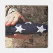 Aimant Un soldat tient le drapeau américain (Devant)