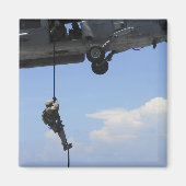 Aimant Un technicien en élimination d'explosifs (Devant)