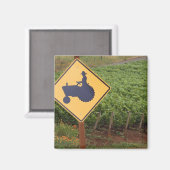 Aimant Un tracteur jaune qui traverse le vignoble (Recto/Verso)