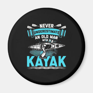 Aimant Un Vieux Homme Avec Un Kayak