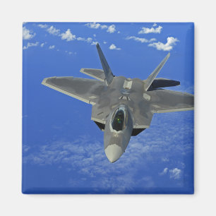 Aimant Une Armée de l'Air d'USA F-22 Raptor en vol près