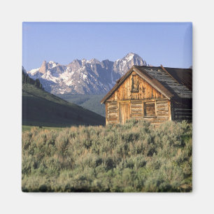 Aimant Une cabane en rondins et les montagnes Sawtooth en