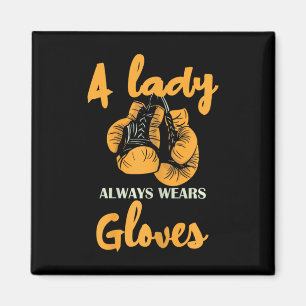 Aimant Une Dame Porte Toujours des Gants de Boxe Puissanc
