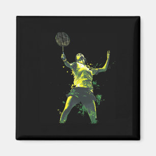 Aimant Une femme pleine d'action jouant au badminton