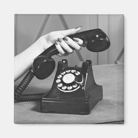 Aimant Une femme qui prend le téléphone de près (Devant)