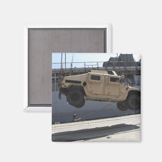 Aimant Une grue monte un M998 Humvee (Recto/Verso)