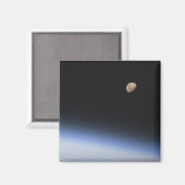 Aimant Une lune géante visible au-dessus de l'atmosphère  (Recto/Verso)