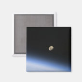 Aimant Une lune géante visible au-dessus de l'atmosphère (Recto/Verso)