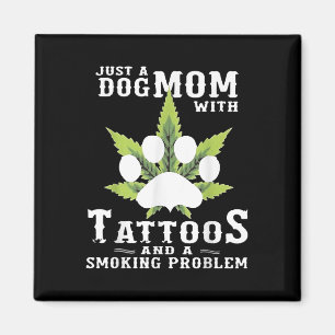 Aimant Une Maman De Chien Avec Des Tatouages Et Un Problè
