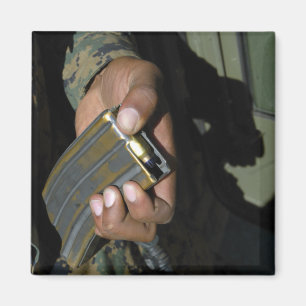 Aimant Une marine charge les ronds vides de munitions