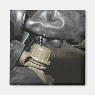 Aimant Une marine insère un tube potable dans son cante