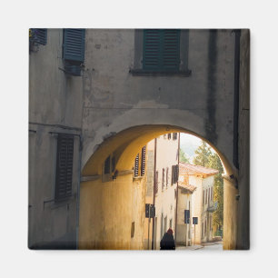 Aimant Une personne marchant sous une arche, en bas d'une