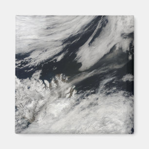 Aimant Une plume grise pâle de cendre souffle du sommet