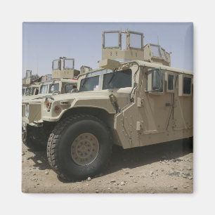 Aimant Une rangée des humvees des militaires Polic de